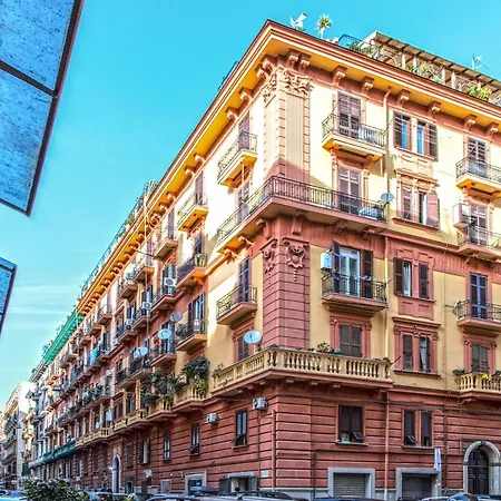 Ferdinando Arthouse Oversized Modern - By Gocce Team Apartment