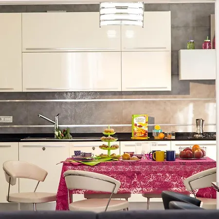 Ferdinando Arthouse Oversized Modern - By Gocce Team Apartment *