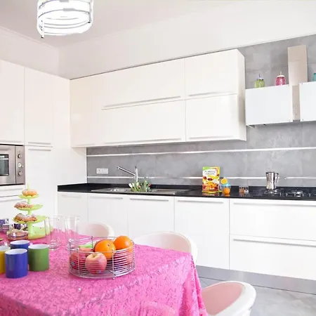 Ferdinando Arthouse Oversized Modern - By Gocce Team Apartment *