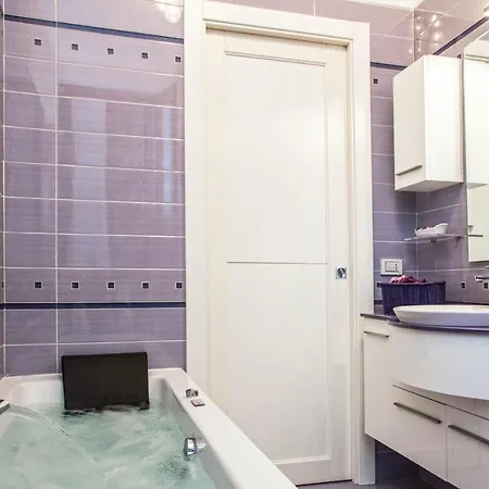 Ferdinando Arthouse Oversized Modern - By Gocce Team Apartment